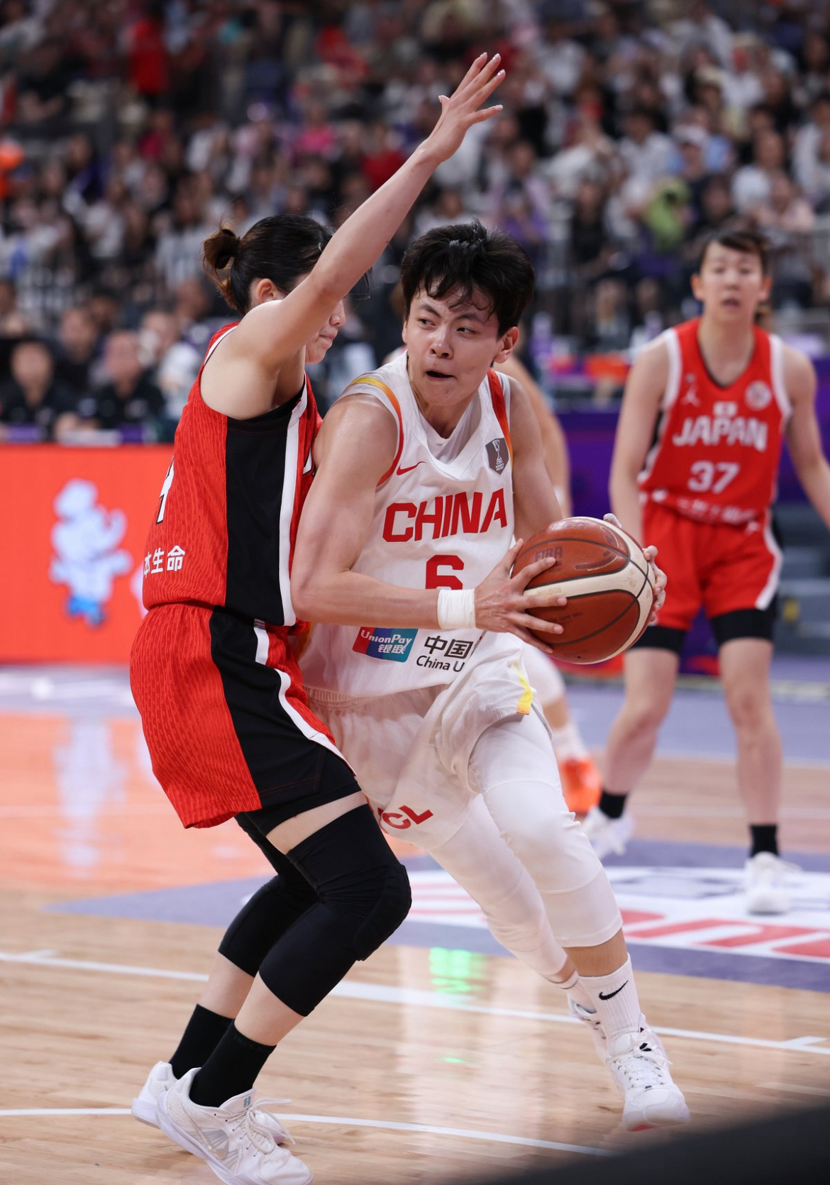 关于今晨欧篮联焦点战；成都蓉城绝杀压哨；态度坚定；控场能力受关注的信息